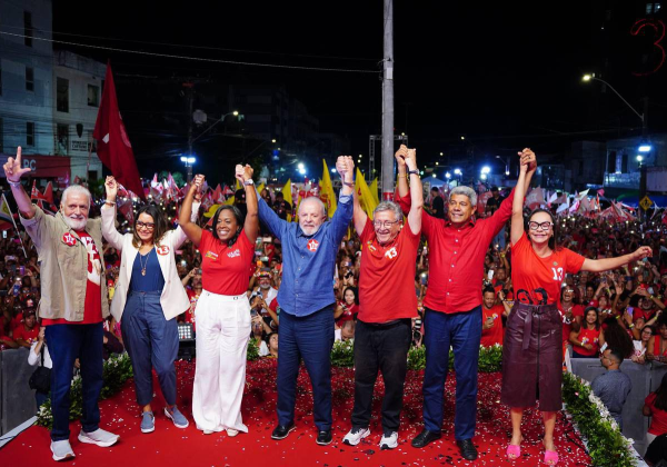  Lula pede ‘presente’ e convoca Camaçari a votar 13 no dia do seu aniversário