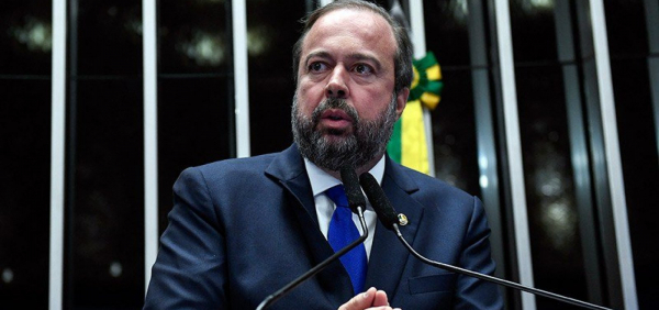 Em Salvador, ministro de Minas e Energia diz que Refinaria de Mataripe deveria 