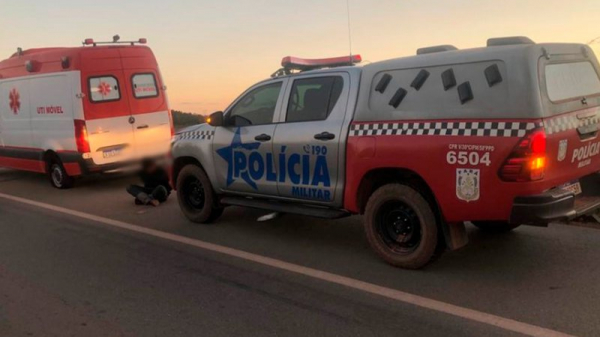 Em suposto surto psicótico, jovem furta ambulância de hospital e fura pneus