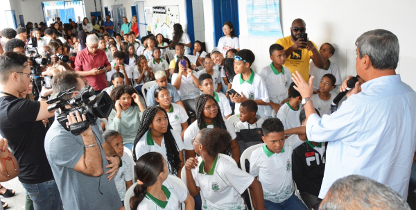 Escola Municipal Ernestina Carneiro é entregue à comunidade totalmente reformada