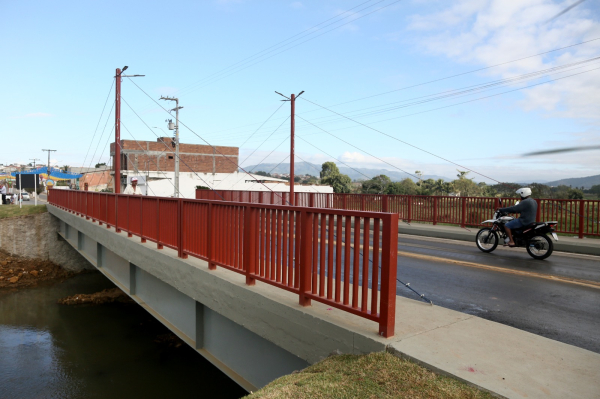 Estado entrega ponte e rodovias requalificadas em Macarani; investimentos somam mais R$ 40 milhões