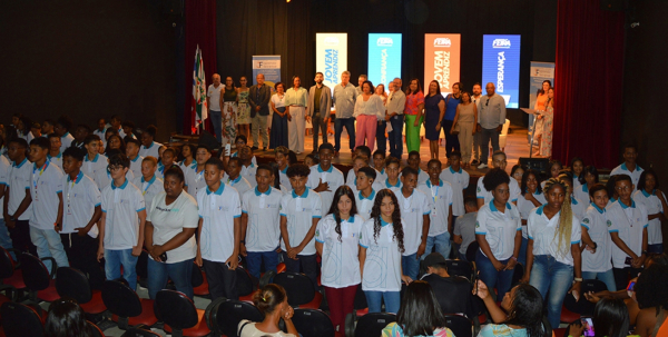 Estudantes selecionados para o Jovem Aprendiz Feirense recebem boas vindas ao programa