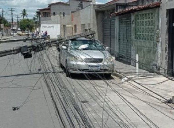 Feira de Santana: Caminhão-Baú derruba quatro postes após ficar preso em fiação