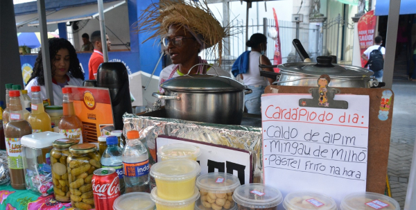 Feirinha em frente à Igreja dos Remédios reúne comida e itens da época junina