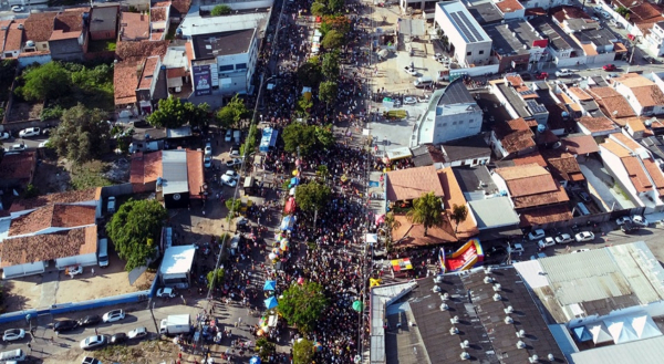 Foliões comemoram retorno da folia no Esquenta Micareta