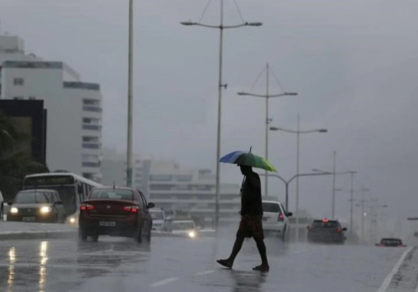 Frente fria chega à Bahia e Inmet emite alerta de chuvas intensas no estado