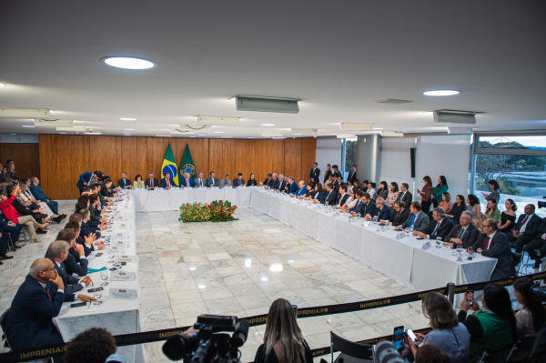 Geraldo Júnior participa, em Brasília, da assinatura de decreto que atualiza o Marco do Saneamento Básico