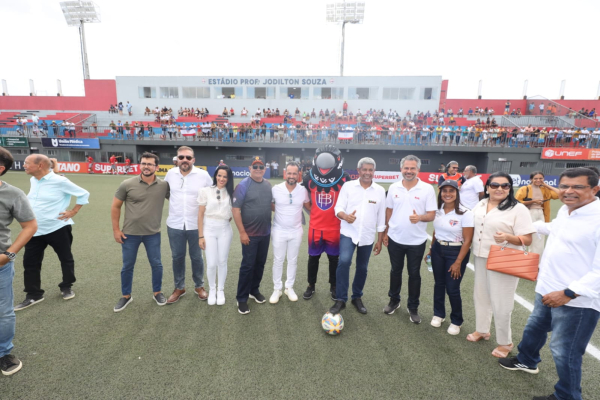 Governador acompanha, na Arena Cajueiro, em Feira de Santana, o primeiro jogo do Campeonato Baiano 2024, transmitido pela TVE