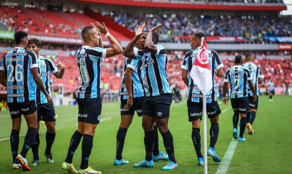 Grêmio derrota Inter no Beira Rio e fica perto da final do Gaúcho