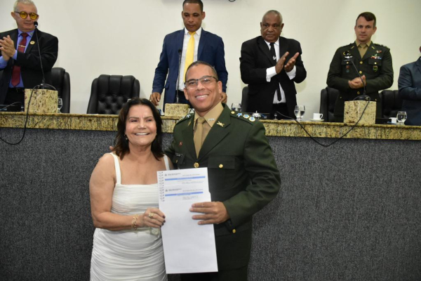 Homenageado pela Câmara, oficial do Exército vê Feira como 