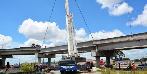 Instalada viga no viaduto do Complexo Miraldo Gomes