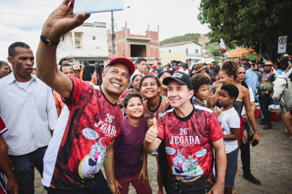 Jerônimo entrega conjunto de obras e prestigia tradicional cavalgada em Miguel Calmon