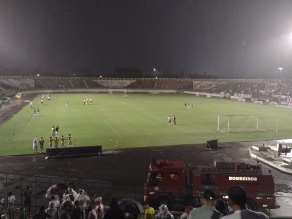 Jogo do Fluminense de Feira é interrompido por problema na iluminação do Joia da Princesa