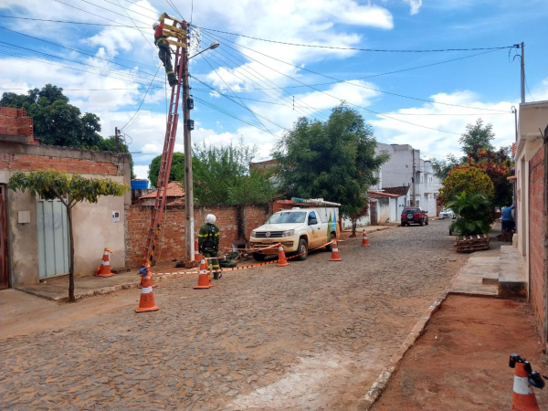 Ligações clandestinas: energia recuperada na Bahia poderia abastecer Salvador durante um mês