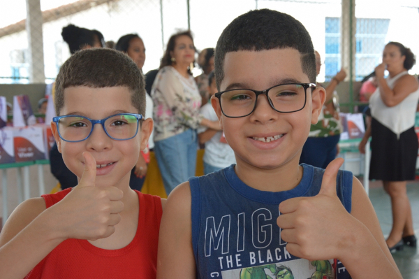 Mais 198 óculos de grau doados a alunos da Escola Municipal Valdemira Alves de Brito