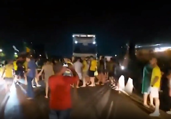 Manifestantes fecham BR em MT em protesto à vitória de Lula; veja vídeo