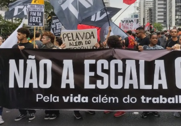 Manifestantes vão às ruas pelo fim da escala de trabalho 6×1