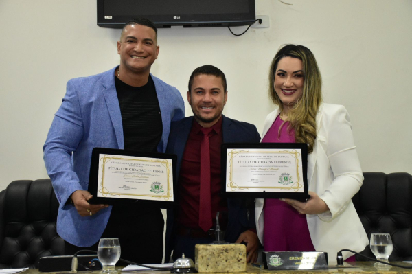 O odontólogo Junior Saraiva e a médica  Dirsce Manasfi homenageados pela Câmara de Feira de Santana