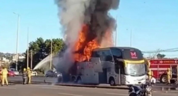 Ônibus com time de futebol feminino pega fogo no Distrito Federal