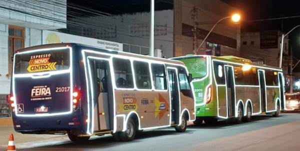 Ônibus decorados em LED celebram o Natal pelas ruas de Feira