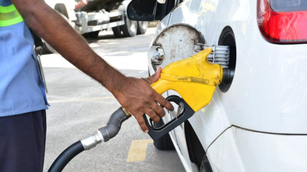 Preço médio da gasolina tem queda e vai a R$ 5,04 no país