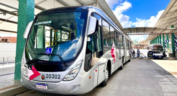 Prefeito Colbert Filho entrega seis novos ônibus articulados BRT da Empresa Rosa