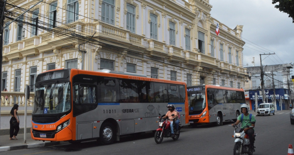 Prefeitura de Feira apresenta mais dois ônibus com ar-condicionado