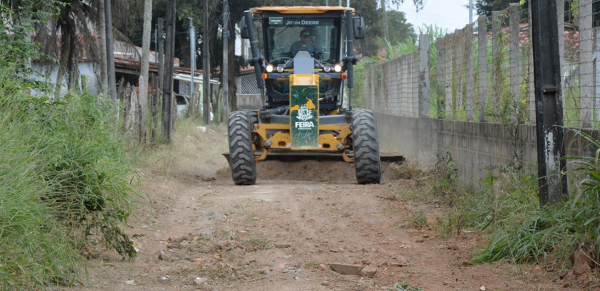 Prefeitura de Feira de Santana avança com patrolamento em estradas da zona rural