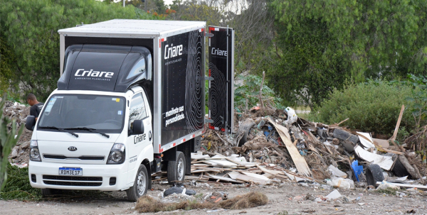 Prefeitura flagra descarte irregular de resíduos em terreno público