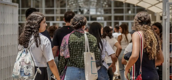 Seis instituições são notificadas por oferecerem cursos de medicina sem autorização do MEC