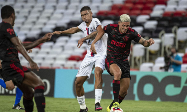 Tentando se aproximar do líder Fluminense, Flamengo enfrenta Resende