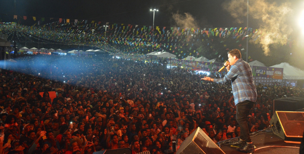 Thiago Aquino agita segunda noite de festa com o repertório mais gostoso do Brasil