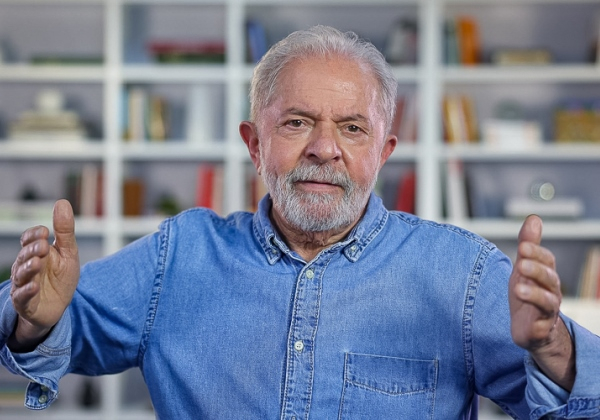 TSE multa campanha de Lula por propaganda eleitoral antecipada