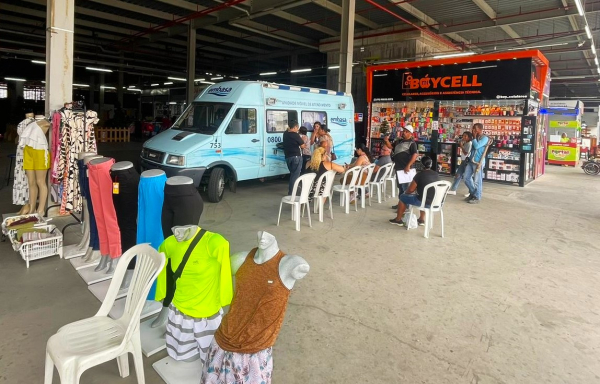 Unidade Móvel da Embasa atende o público no Shopping Popular Cidade das Compras, em Feira de Santana 