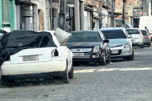 Veículos abandonados nas ruas de Feira serão recolhidos em até 5 dias úteis