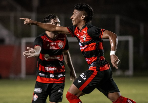 Vitória vence o Atlético-BA se aproxima do G-4