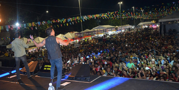 Zezé Di Camargo e Luciano animam público no primeiro dia de festejo em Maria Quitéria